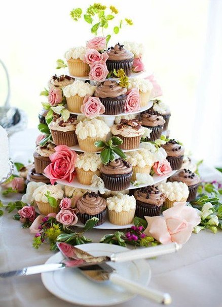 Свадебный торт из капкейков,украшенный розами