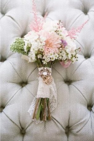 Букет невесты, украшенный винтажной брошью