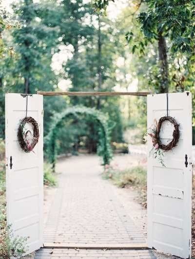 Деталь декора места церемонии - имитация дверей с венками