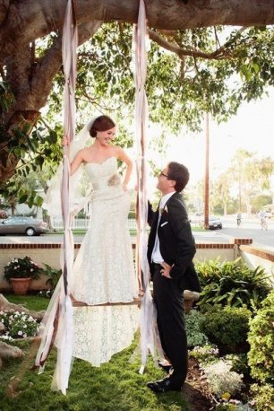 Качели, декорированные тканью, - деталь свадебной фотосессии