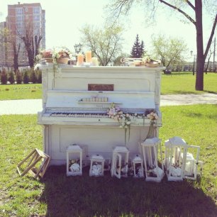 Пианино - деталь свадебной фотосессии