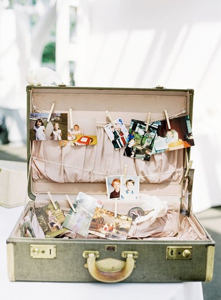 Интересная деталь декора - чемодан с детскими снимками молодоженов