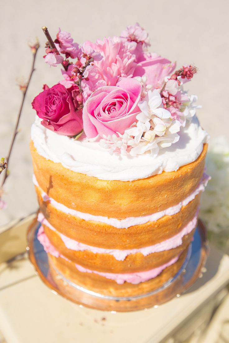 Свадебный торт, украшенный крупными цветами