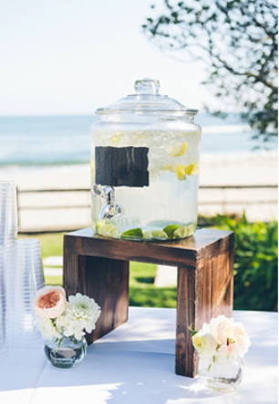 Подача напитков на свадебном торжестве: лимонад в стеклянной емкости