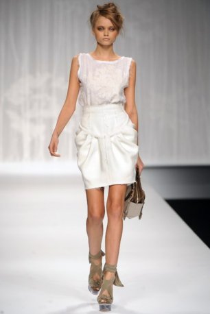 Платье-футляр сложного кроя