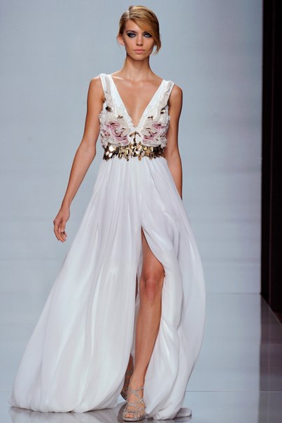 Платье невесты с высоким фронтальным вырезом