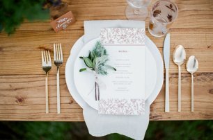 Оформление стола: живые цветы и меню для каждого гостя