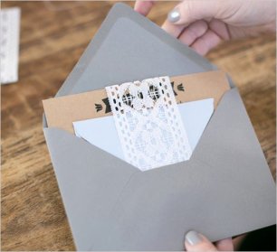 Приглашение в конверте с кружевом