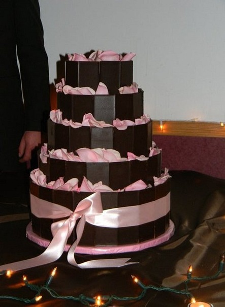 Свадебный торт с лепестками роз