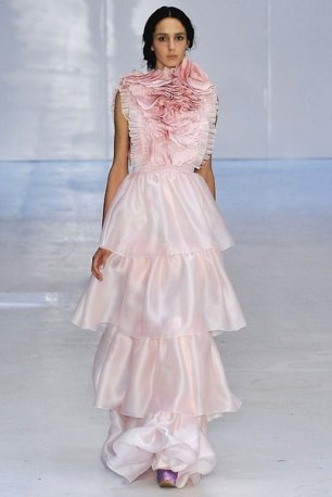 Платье невесты сложного кроя с многоярусной юбкой