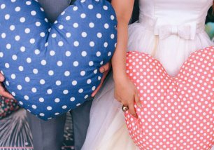 Подушки - детали свадебной фотосессии