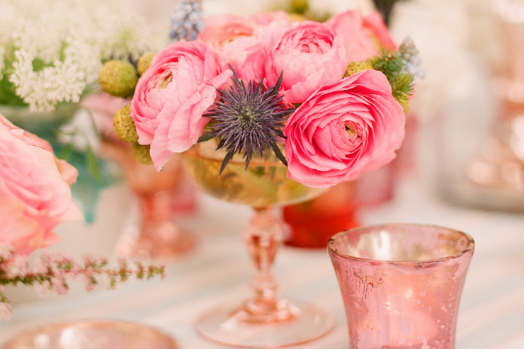Оформление стола вазочками с цветами