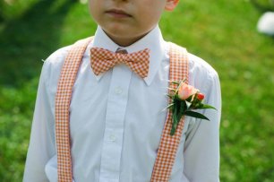 Маленький гость на свадьбе: подтяжки и галстук-бабочка с одинаковым принтом