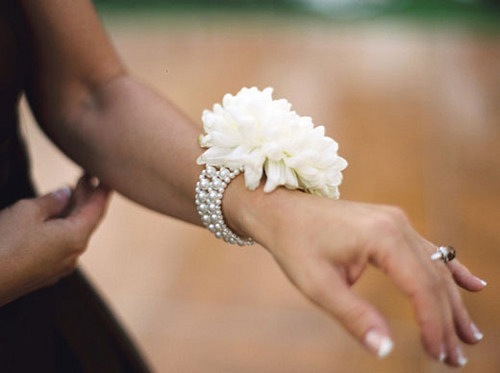 Браслет на руку для подружки невесты в виде цветка