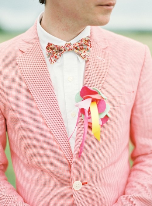 Образ жениха: пиджак, позитивная бутоньерка и галстук-бабочка с цветочным принтом