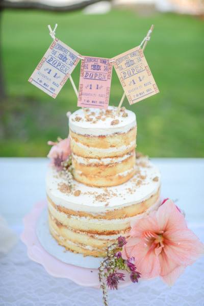 "Домашний" свадебный торт с табличками