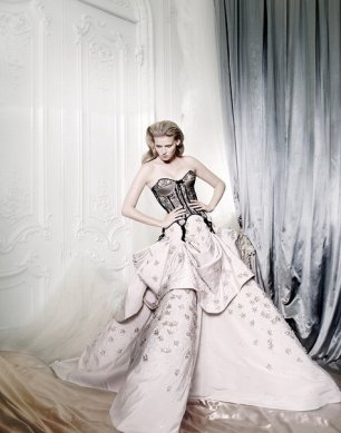 Платье невесты с удлиненным корсетом