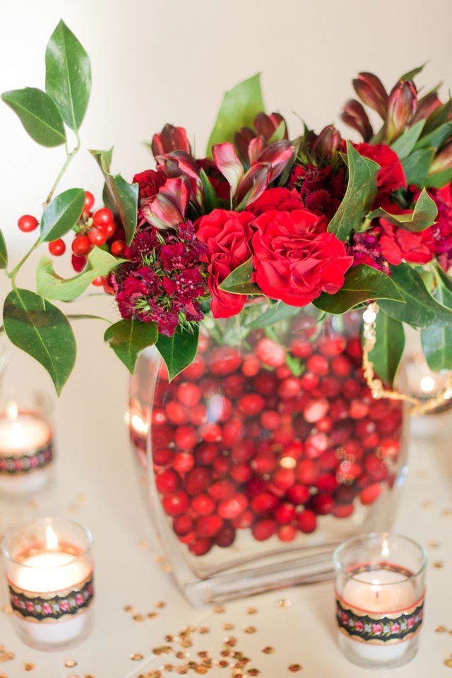 Цветочная композиция из цветов и ягод для оформления стола