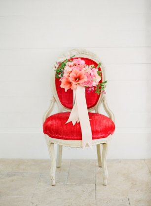 Букет невесты на изящном стуле