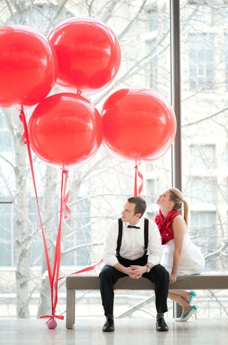Деталь свадебной фотосессии - воздушные шары