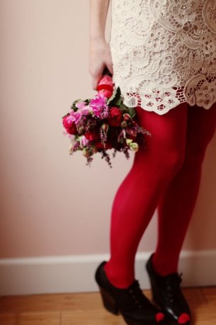 Необычная деталь образа невесты - яркие колготки