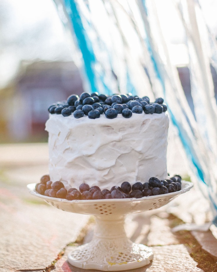 Свадебный торт с ягодами голубики