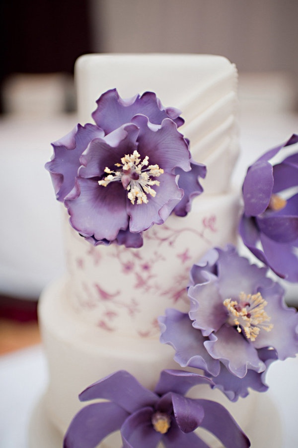 Свадебный торт с крупными цветами