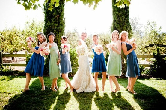 Подружки невесты в синих и зеленых платьях