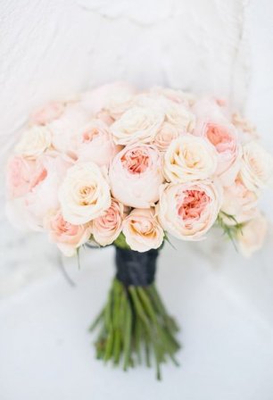 Букет невесты из одинаковых цветов