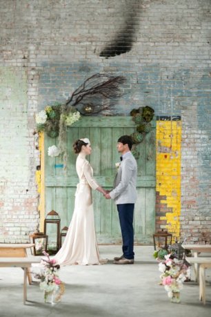 Место бракосочетания - кирпичная стена