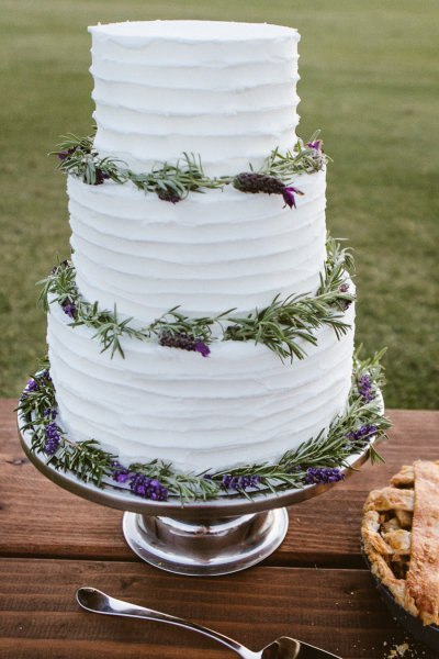 Свадебный торт, украшенный розмарином