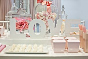 Сладкий стол с декором из букв