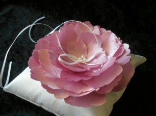 Подушечка для колец в виде цветка