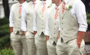 Образы друзей жениха:галстуки с принтом и жилетки