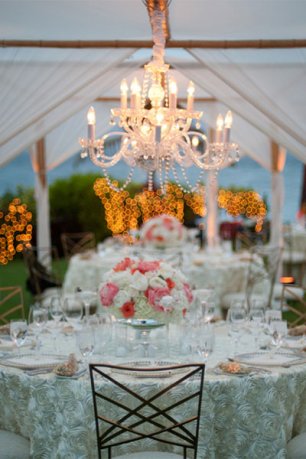 Деталь оформления стола: шикарная люстра