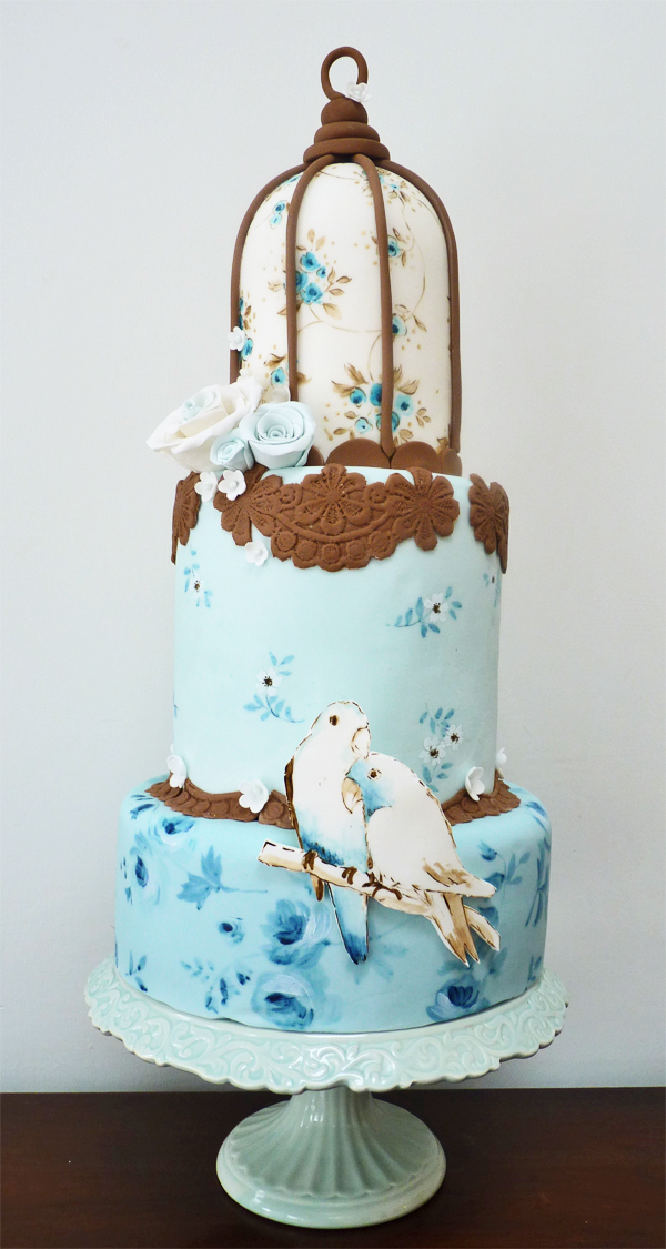 Свадебный торт в виде клетки с птицами