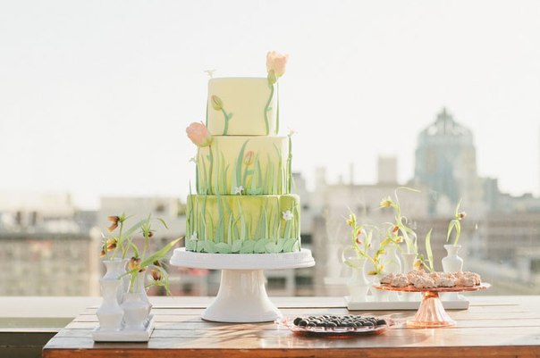 Свадебный торт с декором из растений