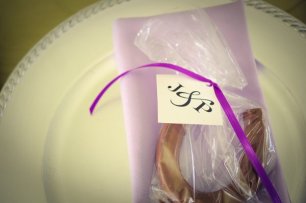 Бонбоньерка с инициалами молодоженов