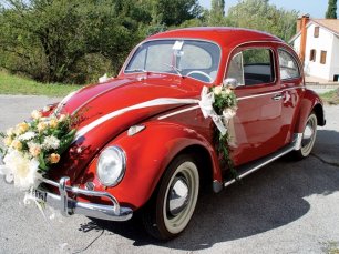 Ретро-автомобиль на свадебной фотосессии