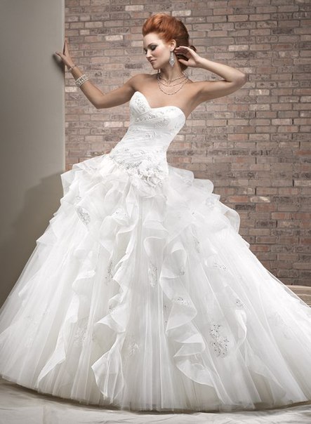 Платье невесты с отделкой из воланов