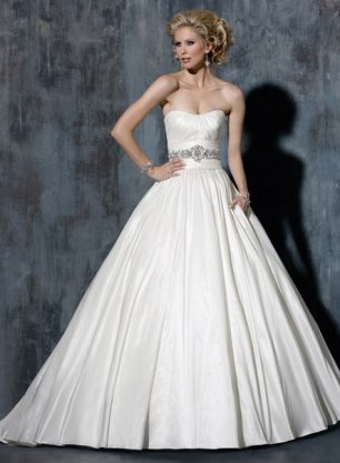 Платье невесты с украшением на талии