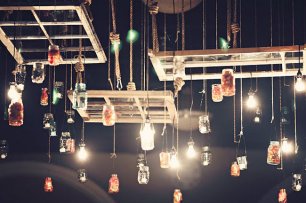 Декор места торжества: лампочки