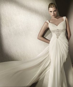 Платье невесты с украшением на фронтальной стороне