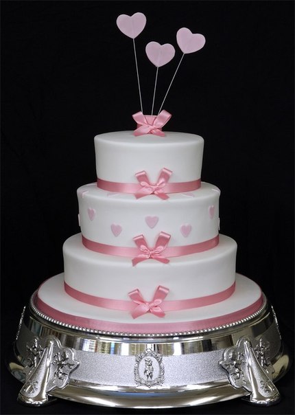 Свадебный торт, декорированный лентами