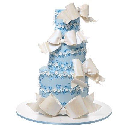 Свадебный торт, украшенный крупными бантами