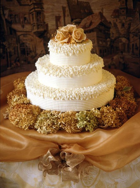 Свадебный торт с оригинальным декором