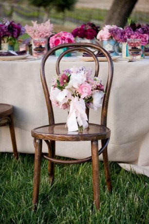 Букет невесты на изящном стуле