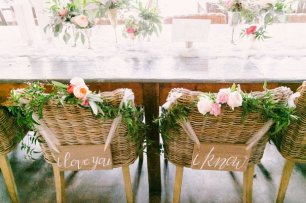 Плетеные стулья с табличками