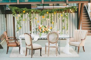 Разные стулья у свадебного стола