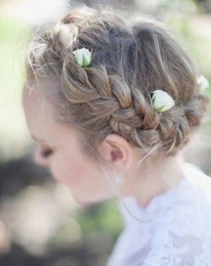 Цветы садовой розы в прическе невесты